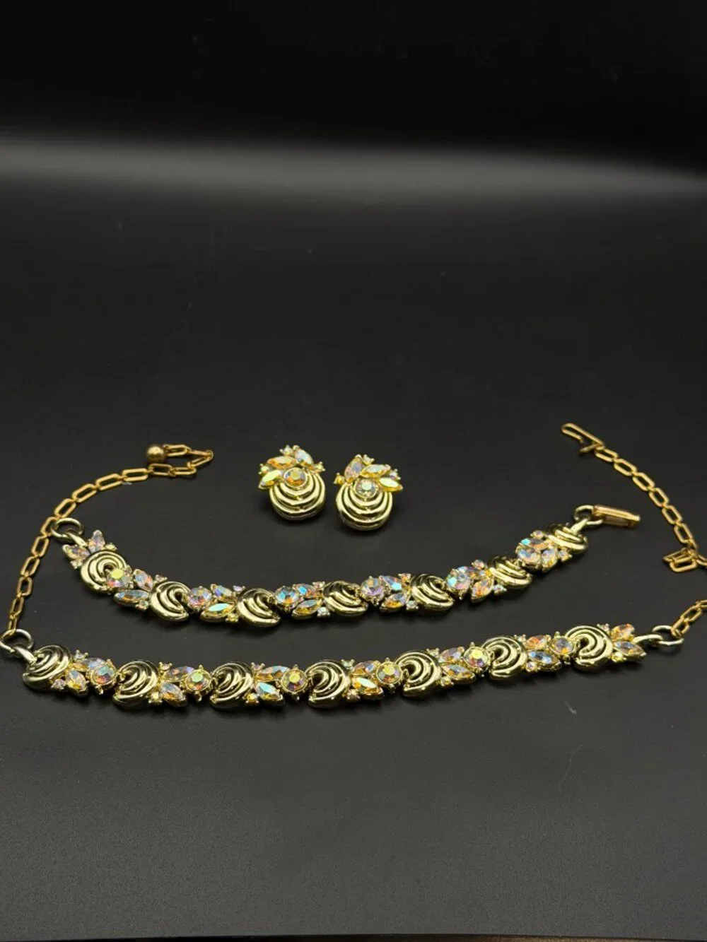 Vintage Gold Tone Aurora Borealis Rhinestone Necklace, Earrings & Bracelet Parue